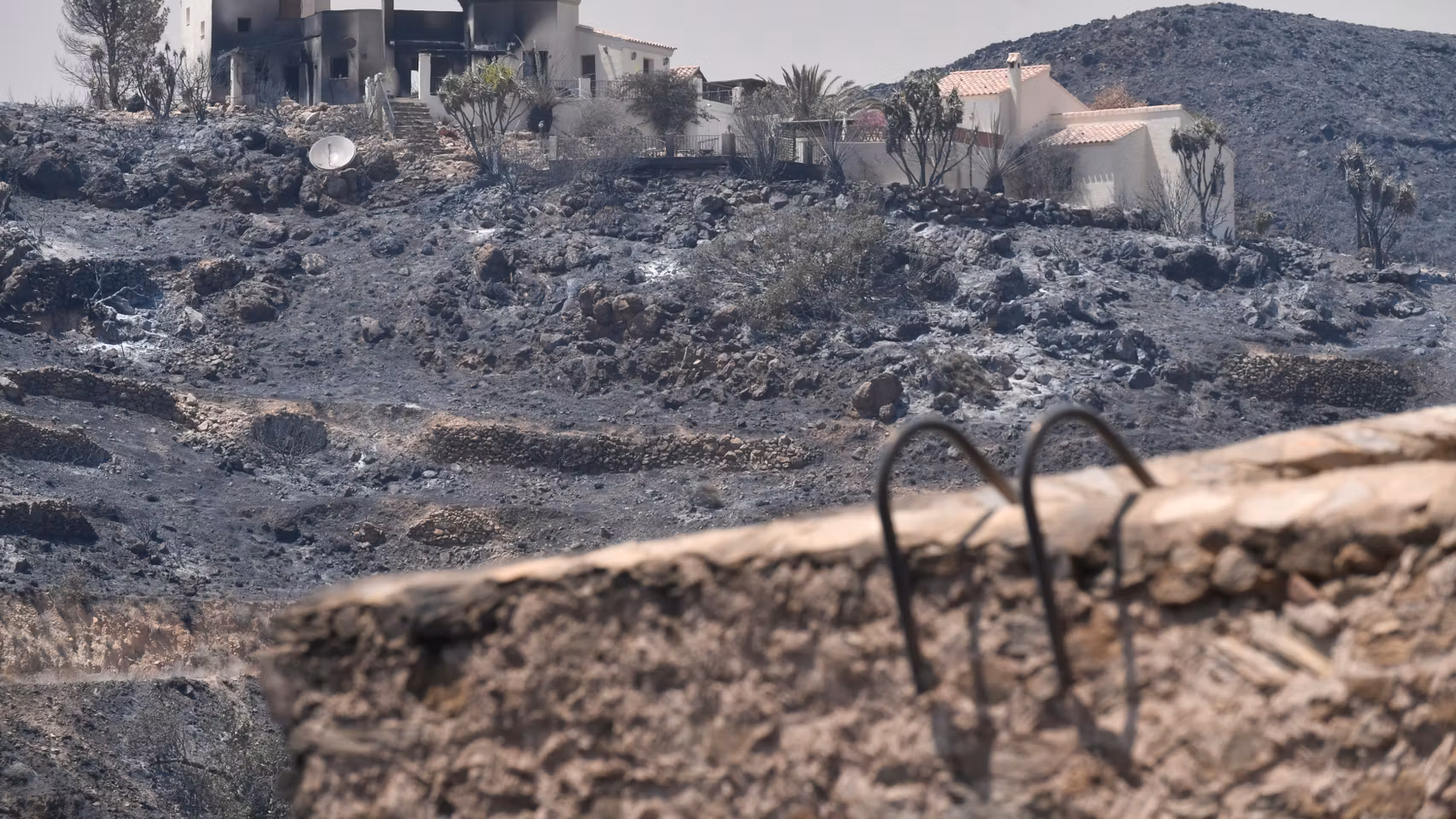 Una casa calcinada en la zona del incendio.