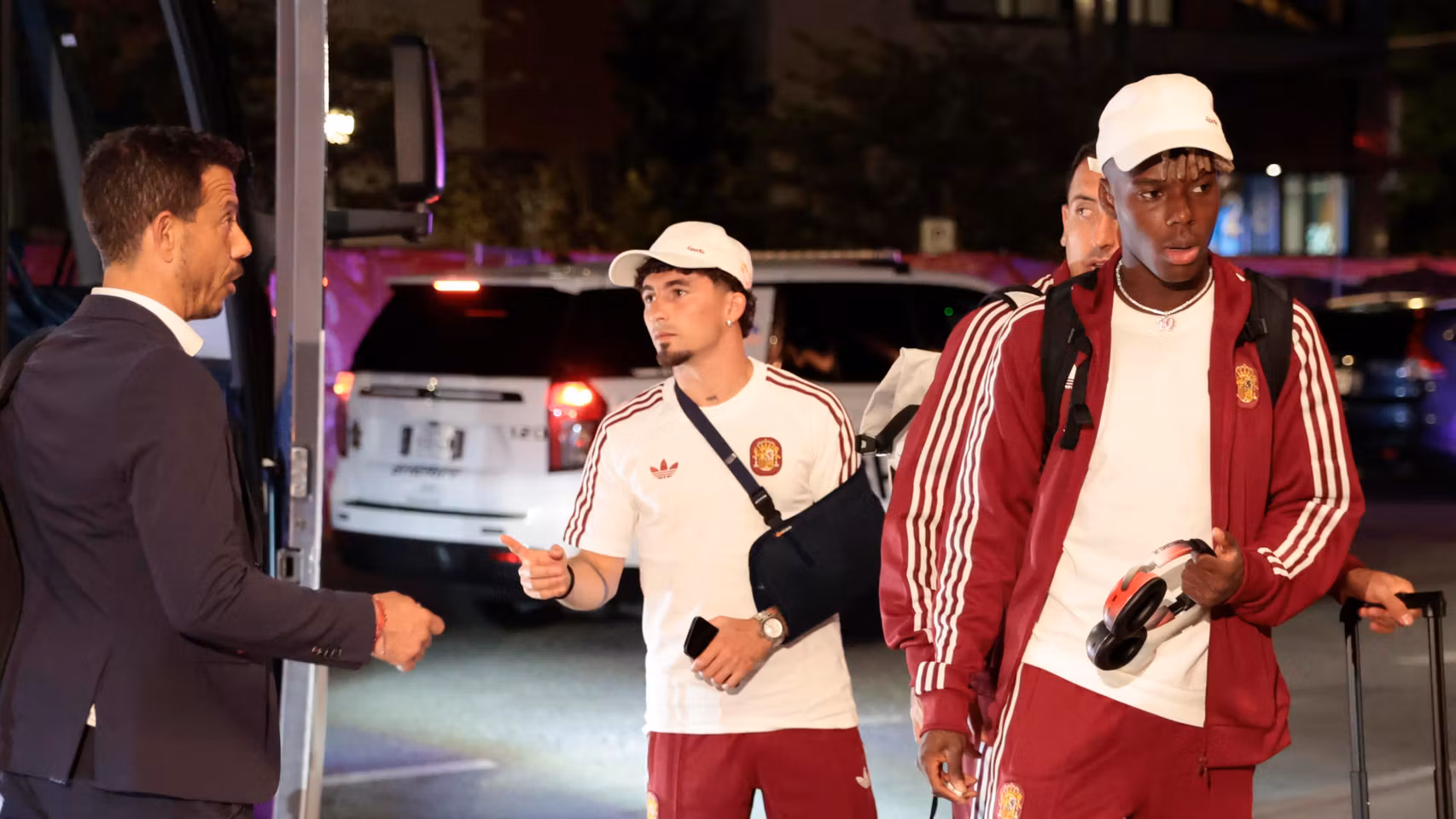 Nico Williams y Yéremy Pino, a su llegada tras el partido ante Uruguay.