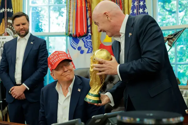 Infantino le ofrece la Copa del Mundo a Donald TRump.