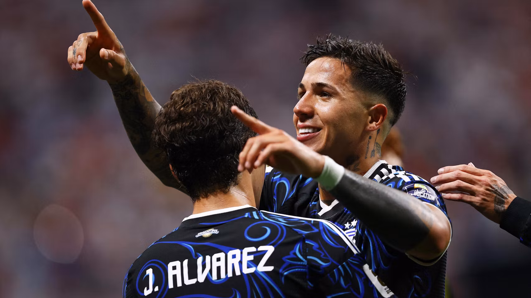 Julián Álvarez celebra un gol con Enzo Fernández.