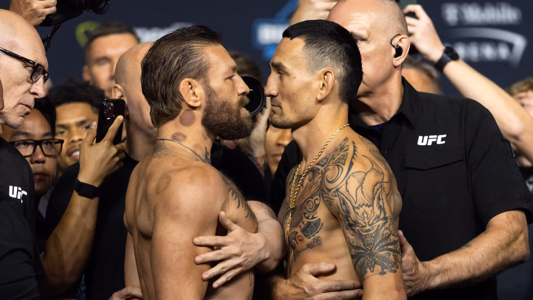 Careo entre Conor McGregor y Max Holloway.