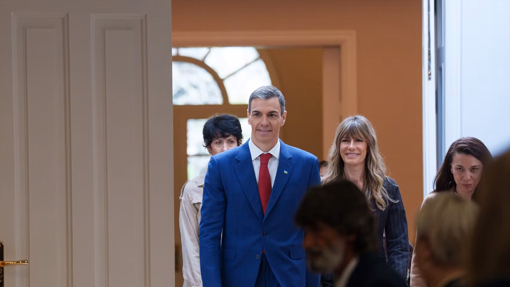 El presidente del Gobierno, Pedro Sánchez, y su mujer, Begoña Gómez, en una imagen de febrero en Moncloa.