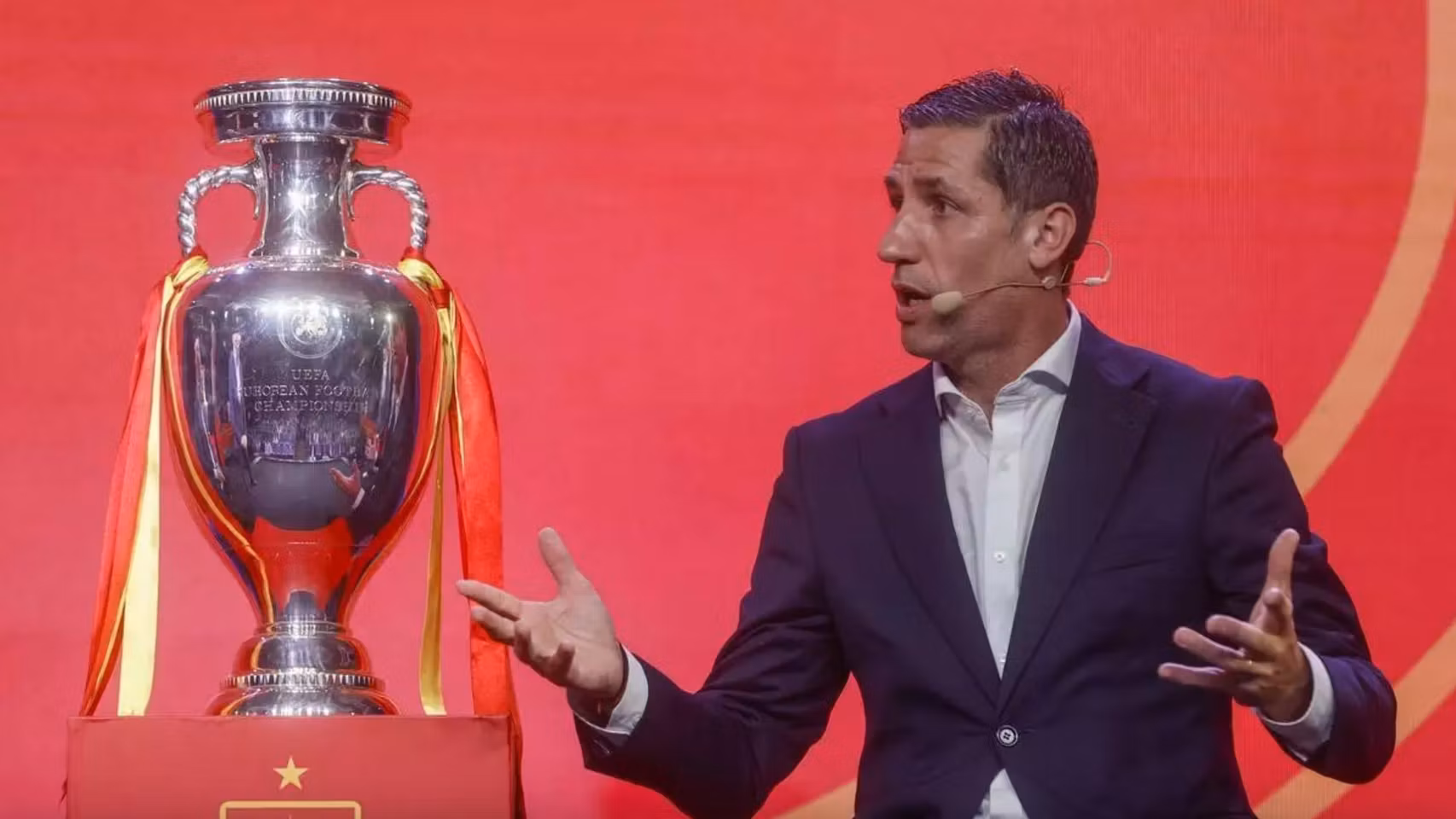 Joan Capdevila, junto al trofeo de la Eurocopa en un acto.