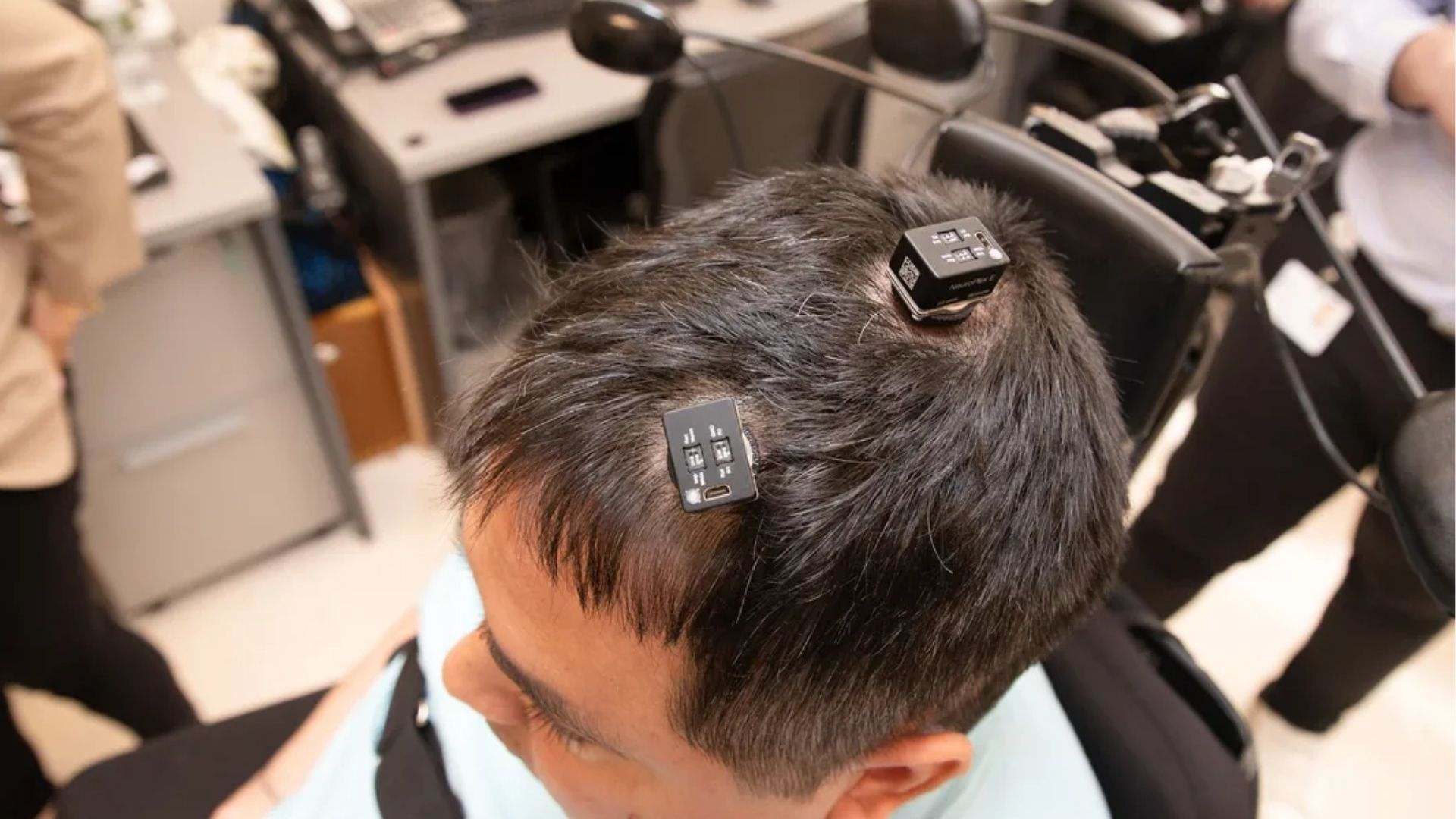 Un hombre con parálisis ha recuperado la sensibilidad y la movilidad en las manos tras un implante cerebral experimental