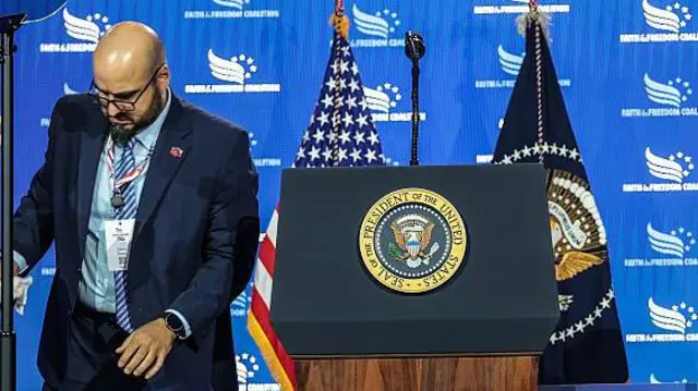 El operador de teleprónpter de la Casa Blanca, Gabriel Pérez, prepara el dispositivo antes de que el presidente estadounidense, Donald Trump, hable en la Conferencia de Políticas de 2026 de la Coalición Fe y Libertad en el Washington Hilton en junio.