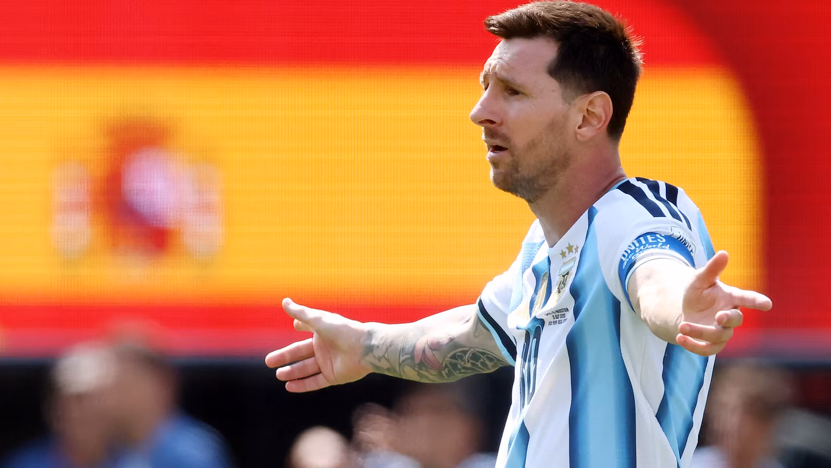 Leo Messi, con una bandera de España al fondo.