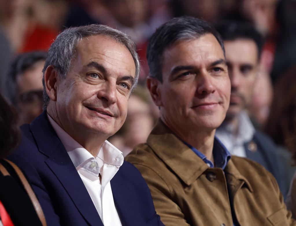 José Luis Rodríguez Zapatero y Pedro Sánchez, en el 41ª Congreso Federal del PSOE, celebrado en 2024 en Sevilla.