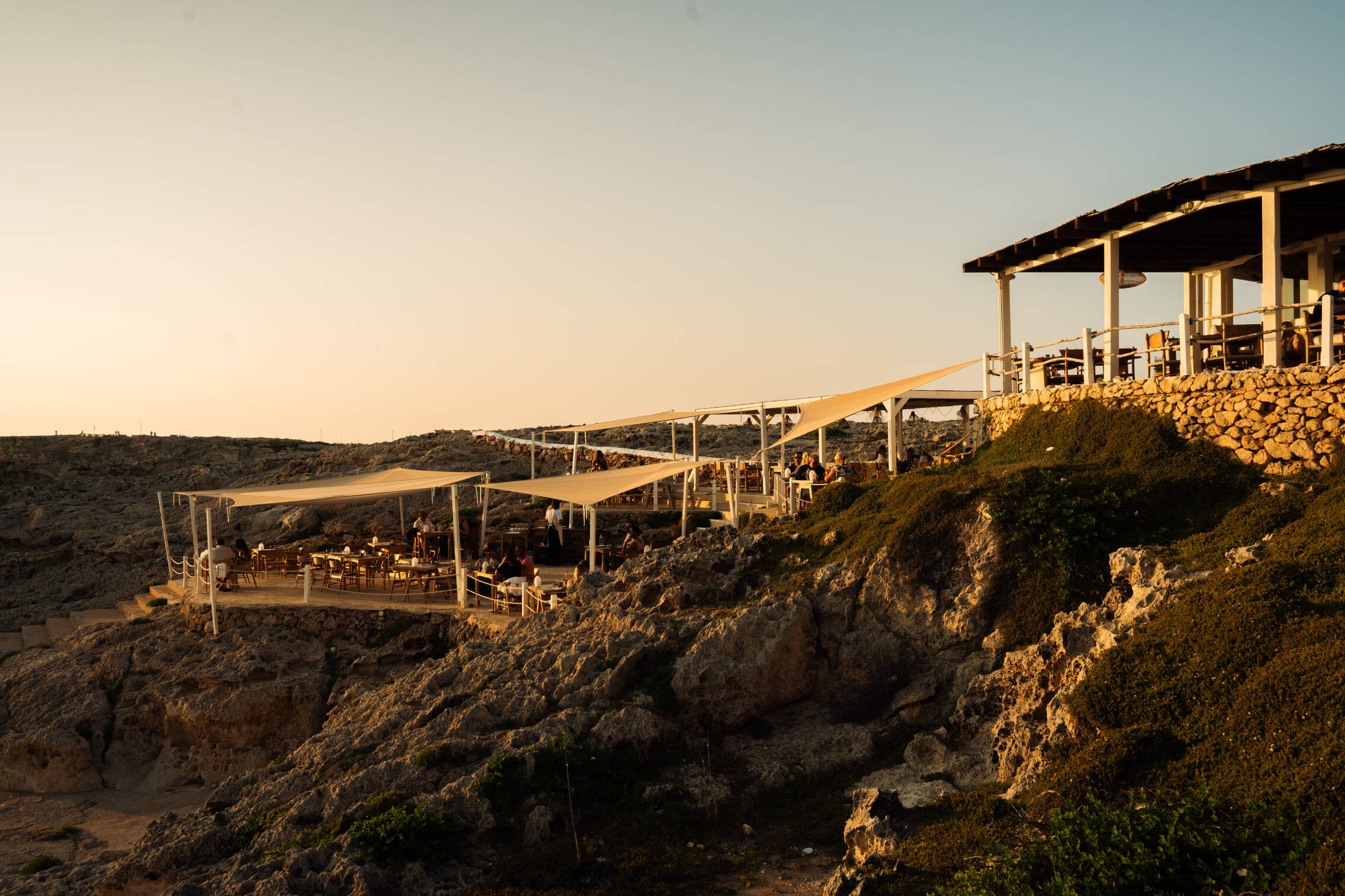 Foto: Un restaurante con espectaculares atardeceres y cócteles de autor frente al Mediterráneo. (Cortesía)