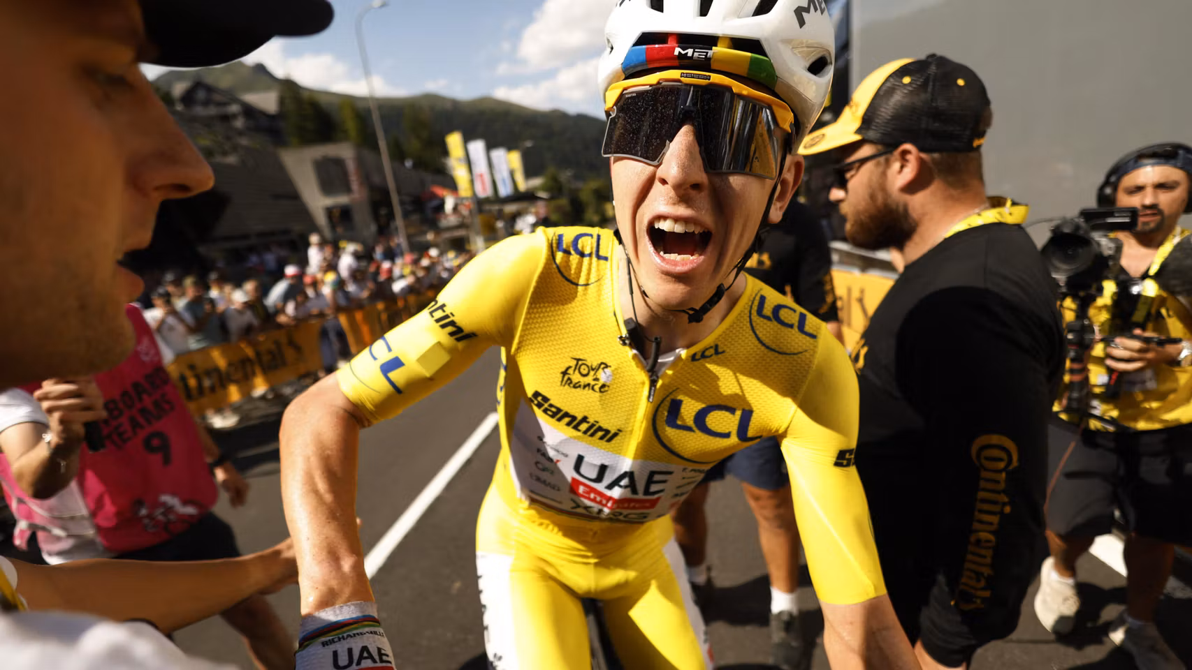 Tadej Pogacar celebra la victoria en la décima etapa del Tour de Francia.