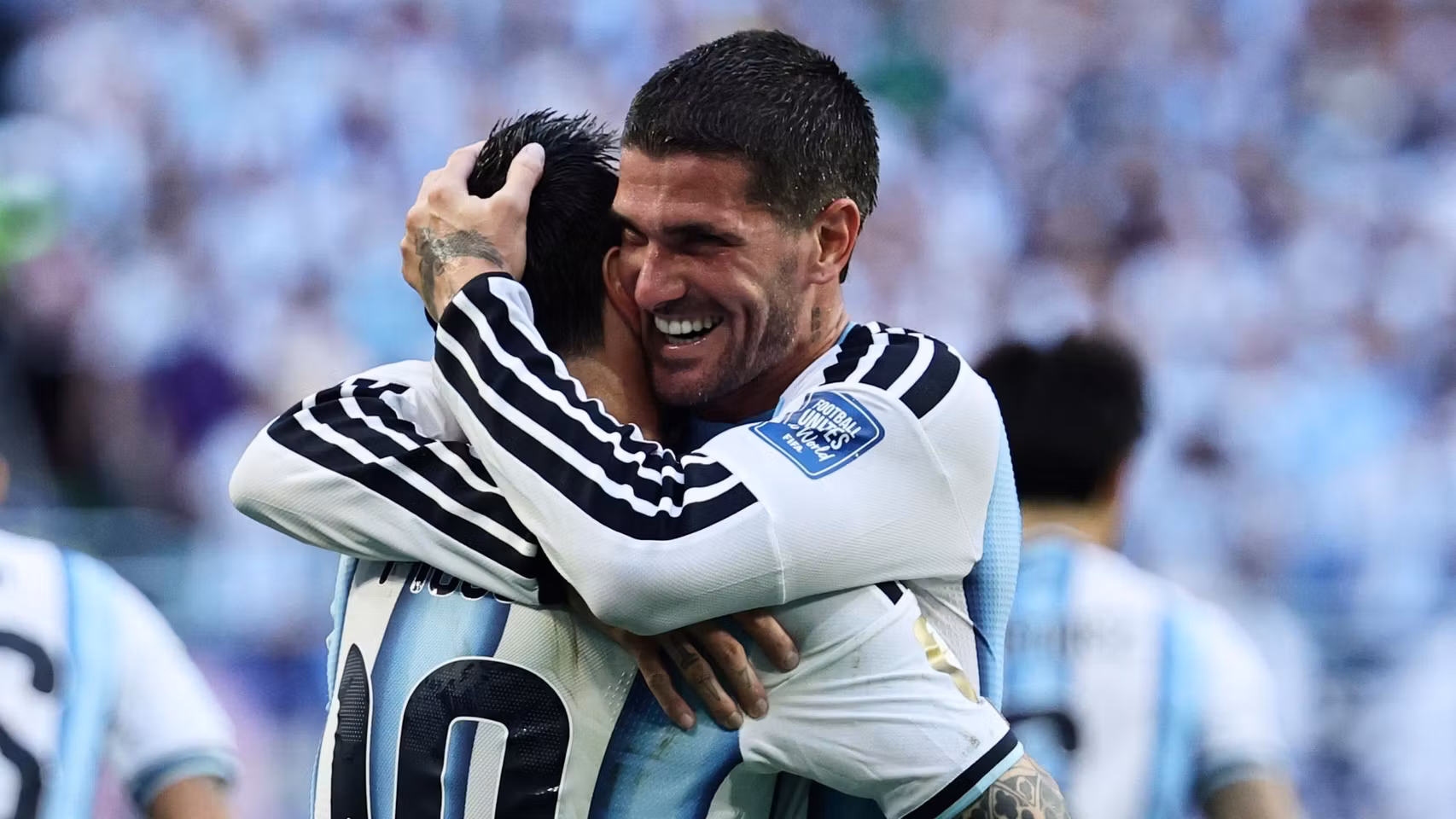Rodrigo de Paul celebrando un gol con Messi durante el Mundial.