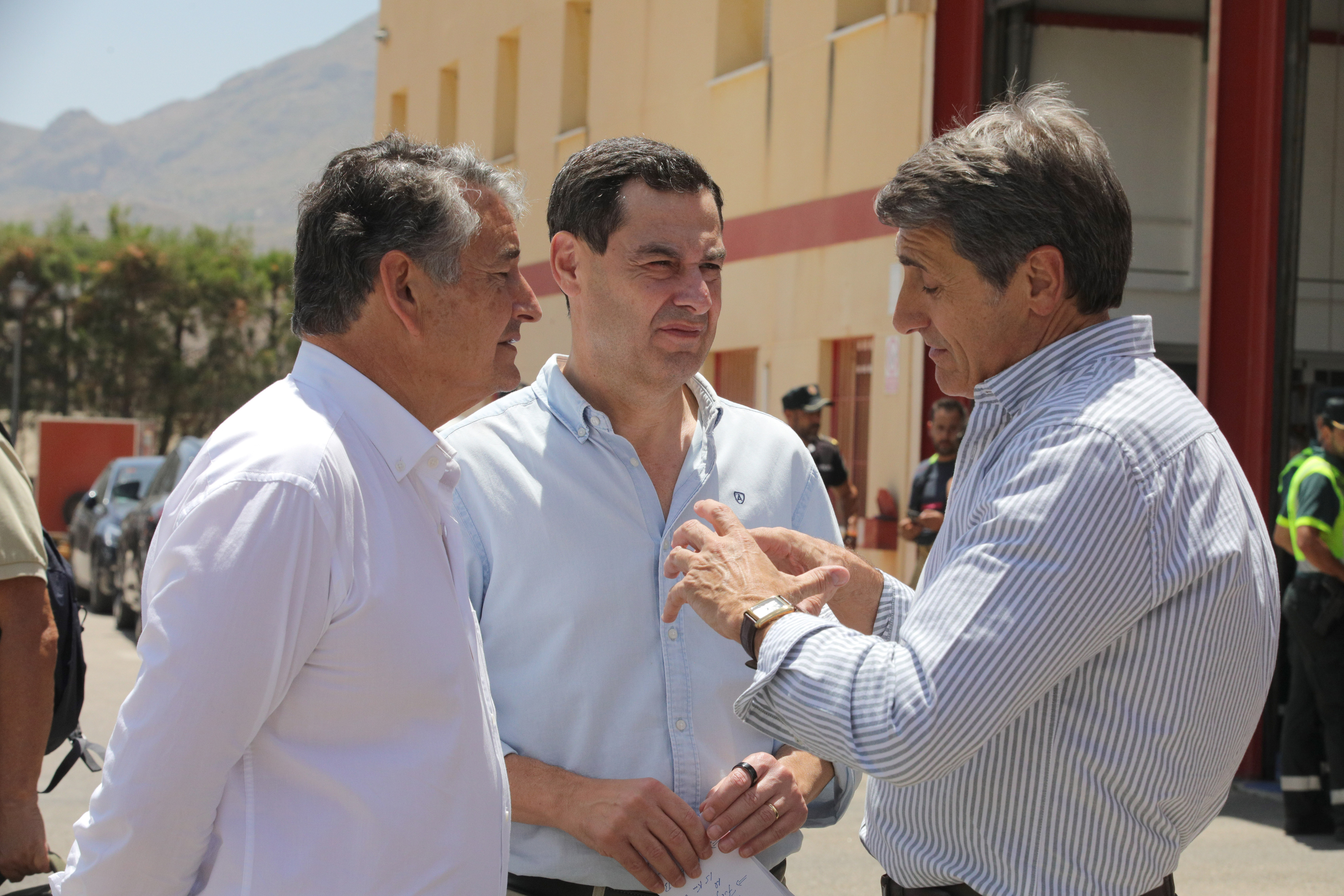 El presidente de la Junta de Andalucia Juanma Moreno (c) junto al Consejero de la Presidencia, Antonio Sanz (i) y el delegado de gobierno Pedro Fernández (d)