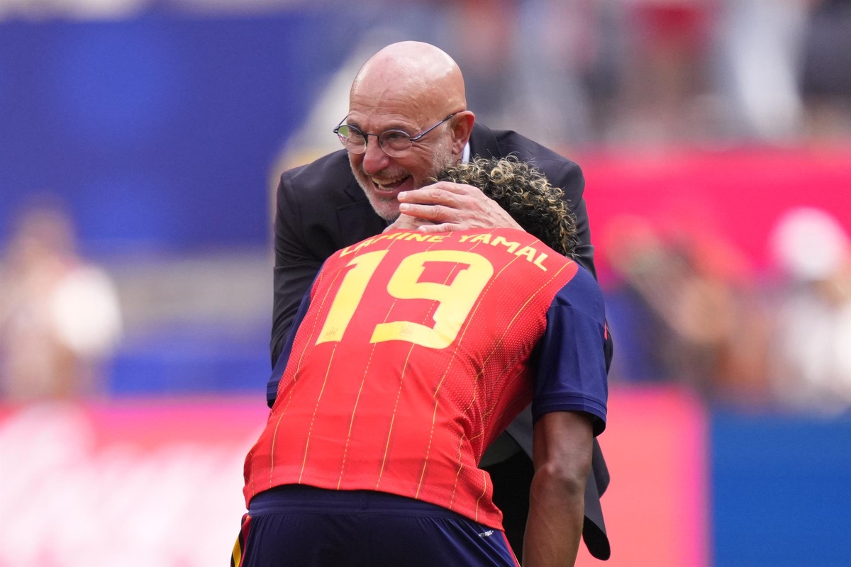 El seleccionador de España, Luis de la Fuente, abraza a Lamine Yamal.