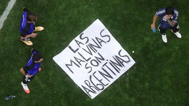 Se observa una pancarta en el campo tras la victoria de Argentina por 2-1 en el partido de semifinales de la Copa Mundial de la FIFA 2026 entre Inglaterra y Argentina, disputado en el estadio de Atlanta el 15 de julio de 2026 en Atlanta, Georgia.