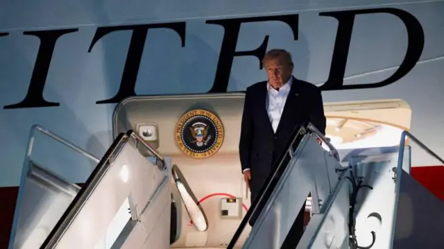 El presidente de EE. UU., Donald Trump, llega a bordo del nuevo Air Force One a Washington después de participar en una cumbre de líderes de la OTAN en Turquía.