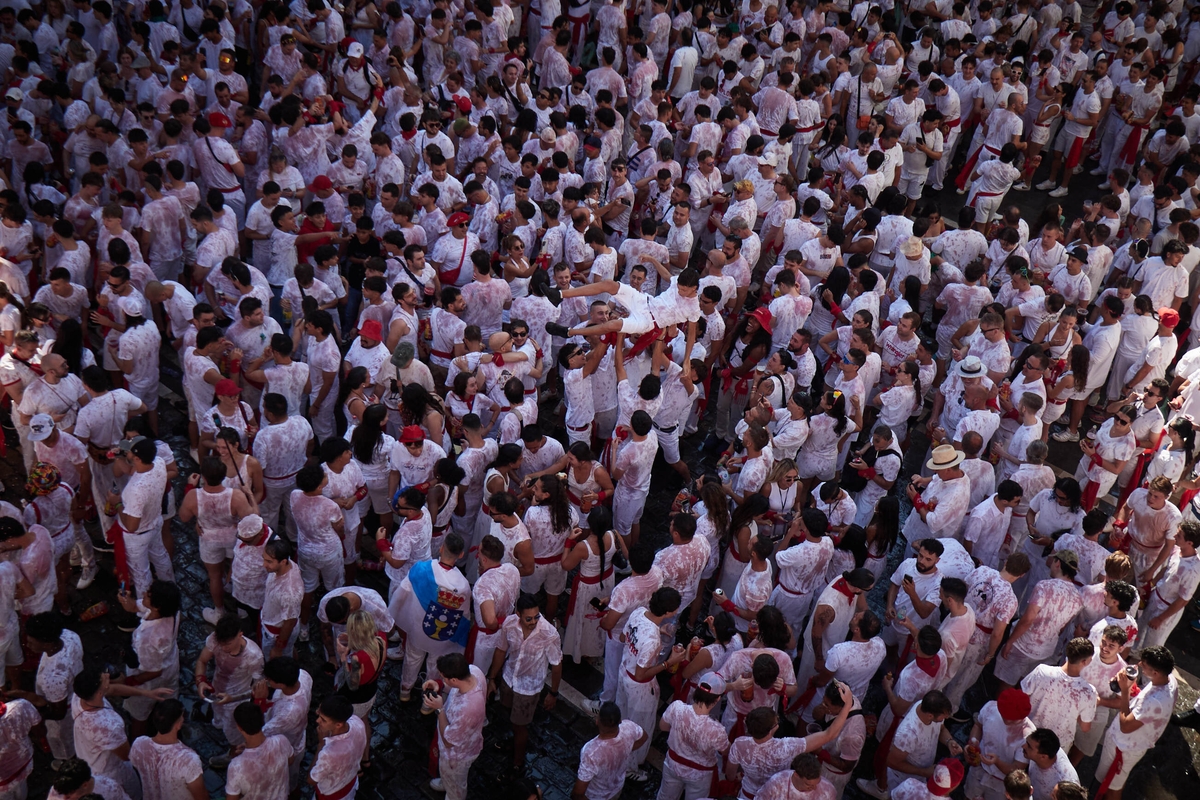 Momentos previos al Chupinazo de San Fermín 2026, en la Plaza del Ayuntamiento, a 6 de julio de 2026, en Pamplona, Navarra (España). (Eduardo Sanz/Europa Press)