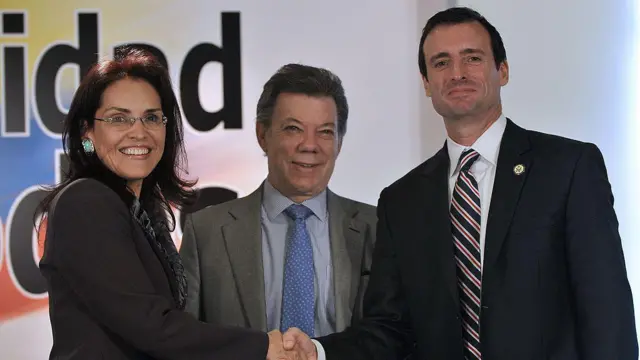 De izquierda a derecha, Viviane Morales, el expresidente Juan Manuel Santos y el ex fiscal general del Distrito Sur de Florida, Wilfredo Ferrer.