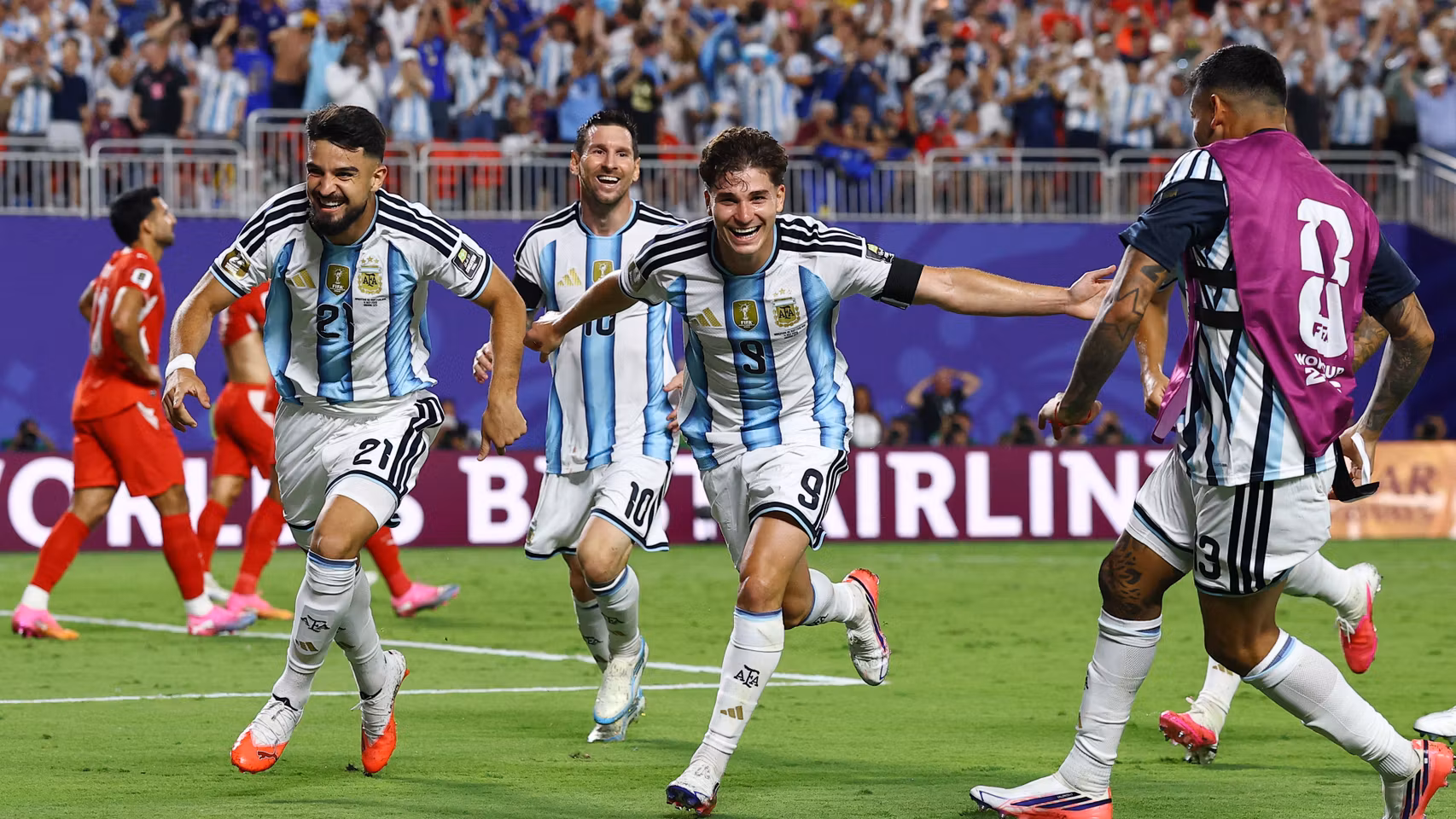 Julián Álvarez celebra su gol contra Suiza.
