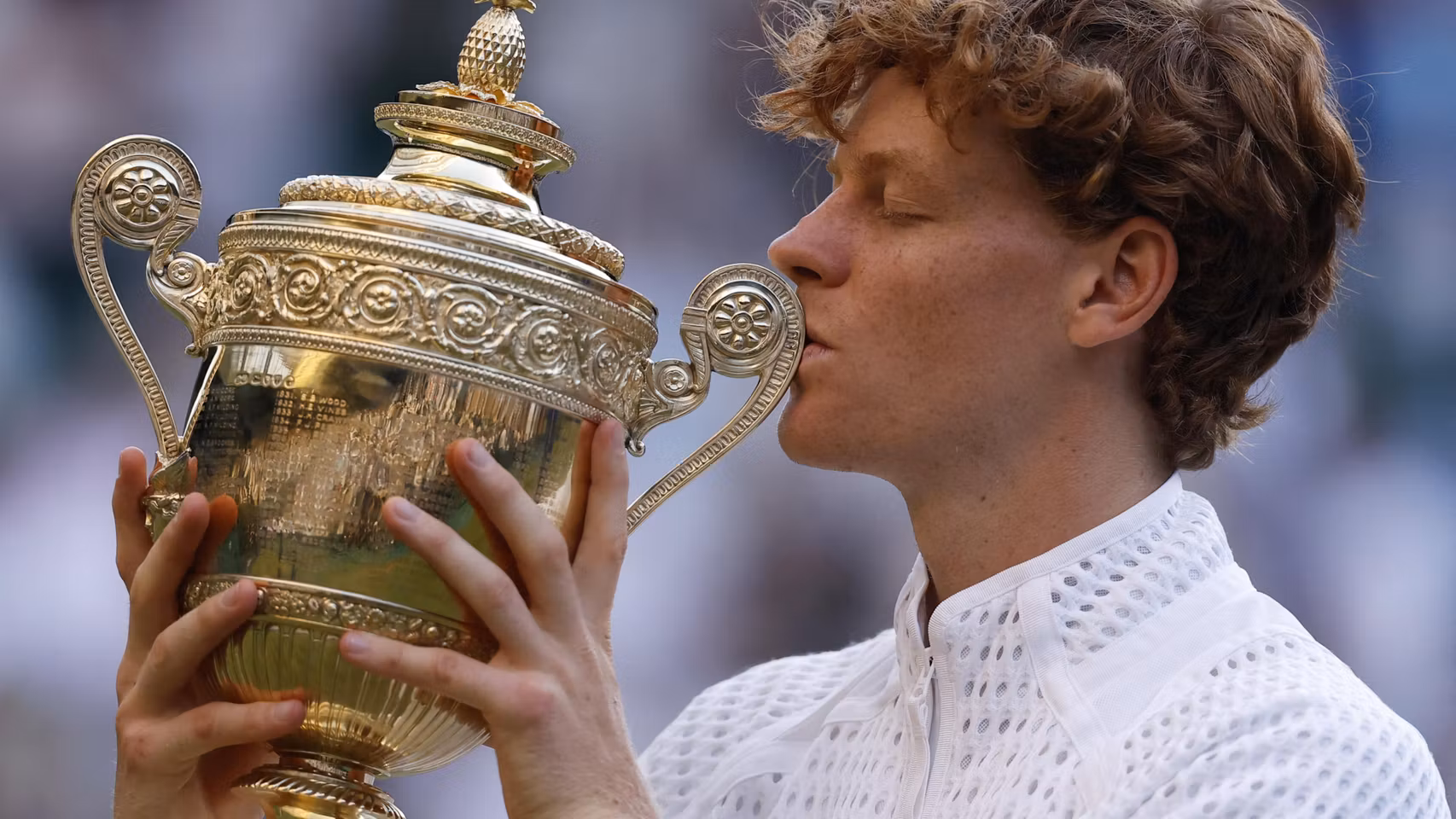 Jannik Sinner besa el trofeo de Wimbledon.