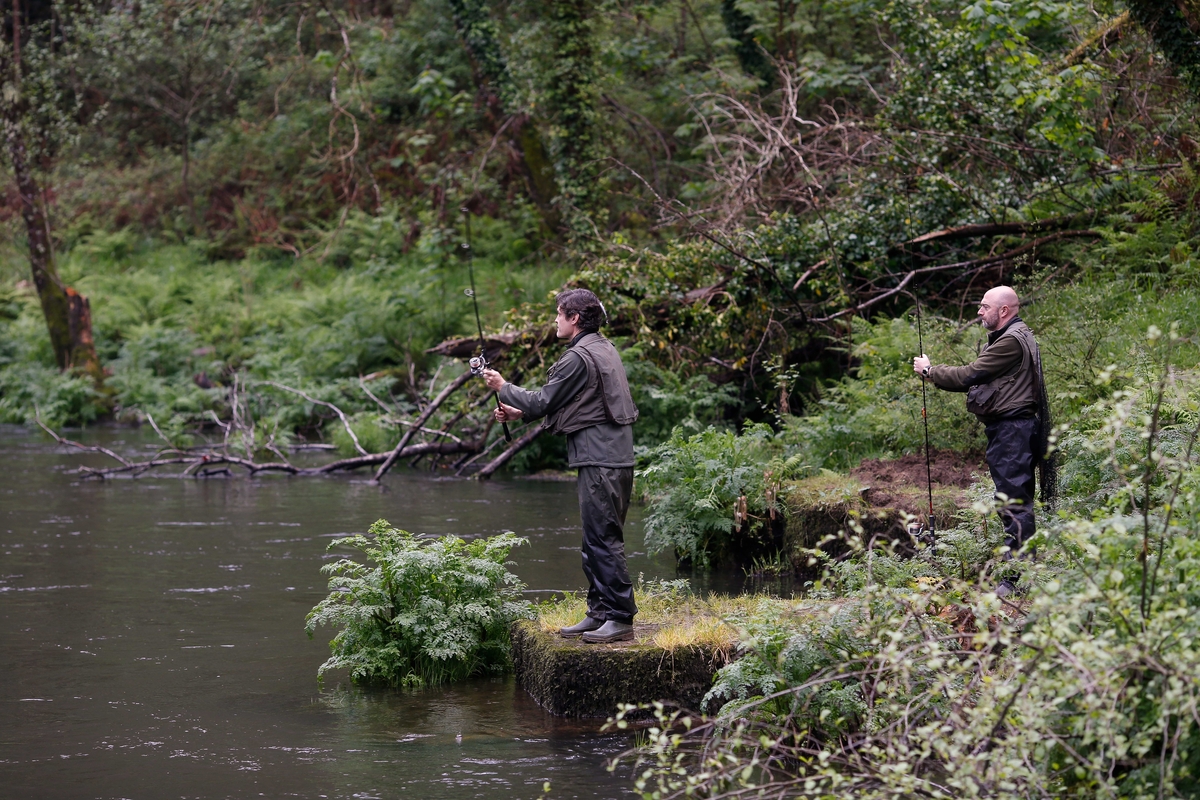 Dos hombres durante el comienzo de la campaña de pesca de salmón, en el río Eo, a 13 de abril de 2025, en San Tirso de Abres, Asturias (España). (Carlos Castro/Europa Press)