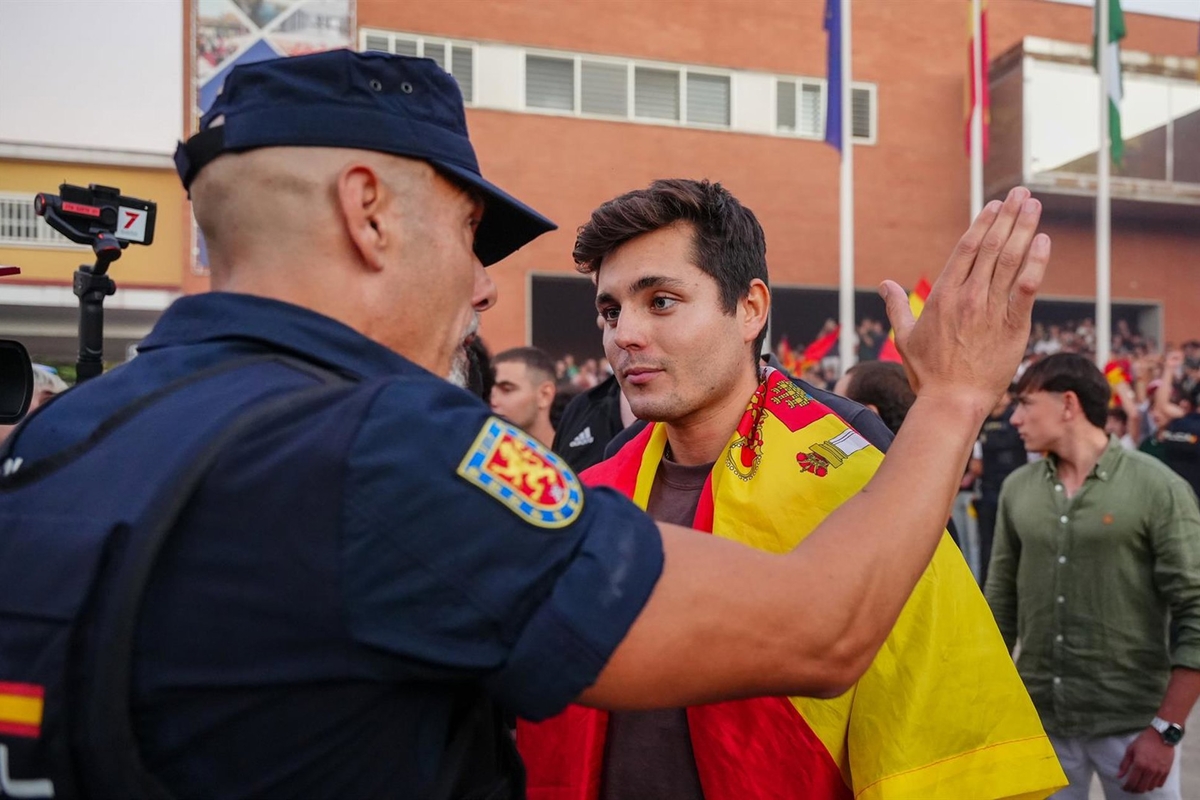 La Policía impide la entrada de Vito Quiles y Bertrand Ndongo en el Congreso para participar en una jornada de Vox.