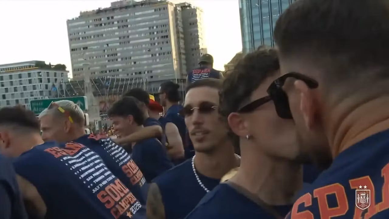 Yeremy Pino y Unai Simón se dan un pico durante la rúa.