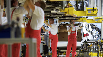 Un grupo de trabajadores en una fábrica de coches. (EFE)