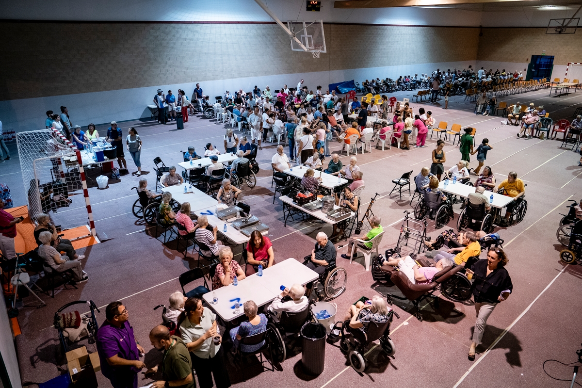 Varias personas desalojadas del municipio de Aldea del Fresno, en el polideportivo de Villamanta, a 23 de julio de 2026, en Villamanta, Madrid (España). (A. Pérez Meca / Europa Press).