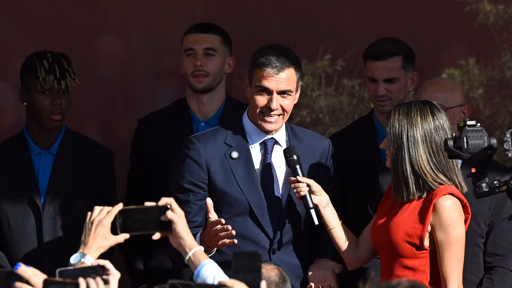 Pedro Sánchez recibe a los jugadores de la selección española.