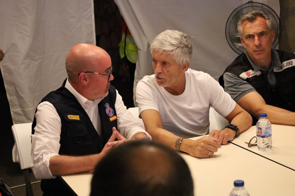 24/07/2026 El ministro del Interior, Fernando Grande-Marlaska, en el puesto de mando avanzado que se encuentra en la localidad madrileña de Cenicientos para seguir los incendios.SOCIEDAD MINISTERIO DEL INTERIOR
