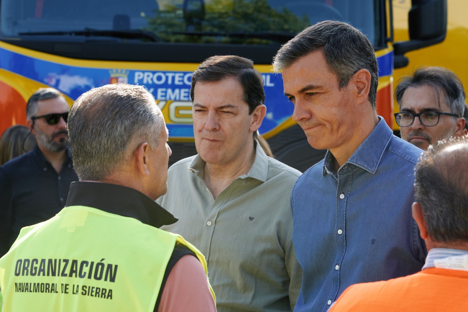 Pedro Sánchez y Alfonso Fernández Mañueco, este domingo en el Puesto de Mando Avanzado de Navaluenga (Ávila).