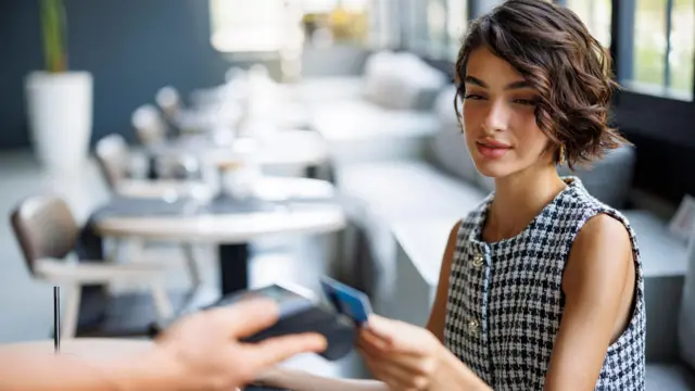 Mujer pagando con una tarjeta de crédito