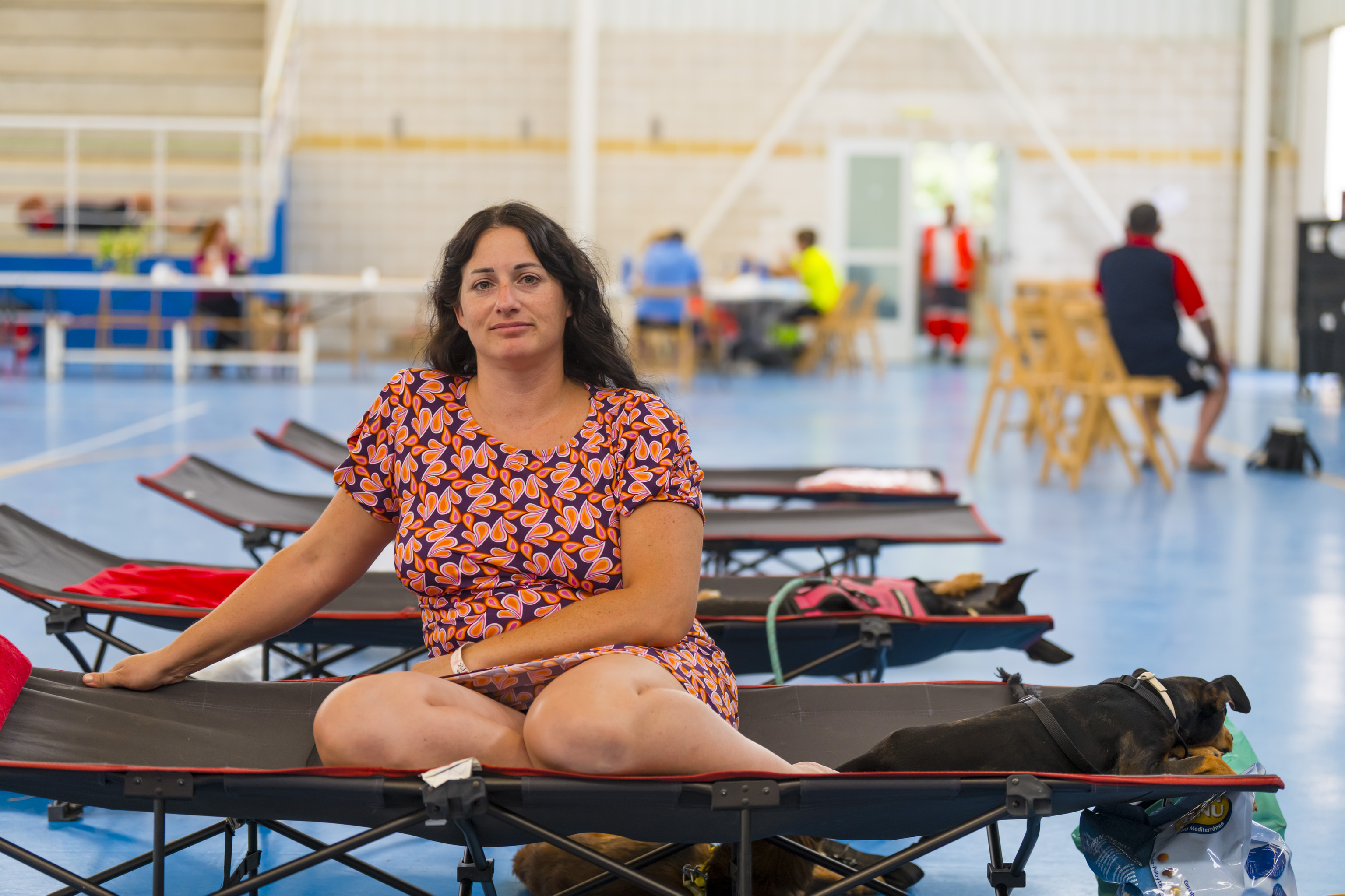 María y sus perras, ayer, en las camas del pabellón habilitado en Humanes.