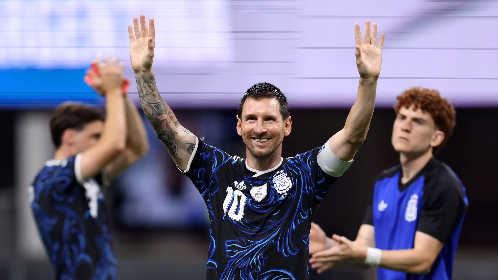 Leo Messi saluda tras su victoria ante Inglaterra en las semifinales del Mundial.