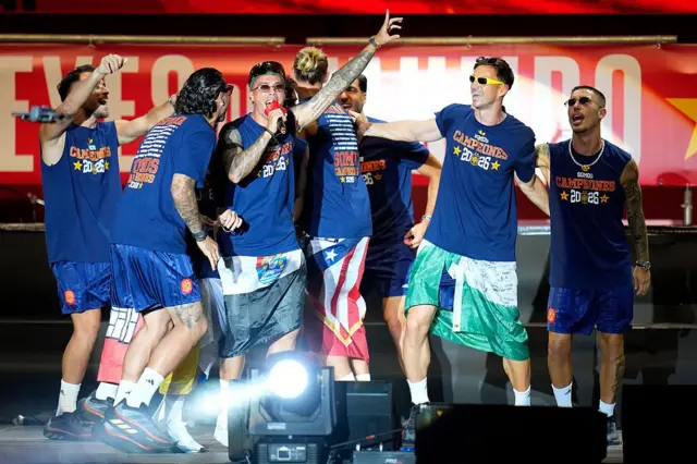 Pedro Porro, Fabián Ruiz y sus compañeros de la selección española celebran en el escenario durante el desfile del trofeo de la Copa Mundial de la FIFA 2026, el 20 de julio de 2026 en Madrid, España.
