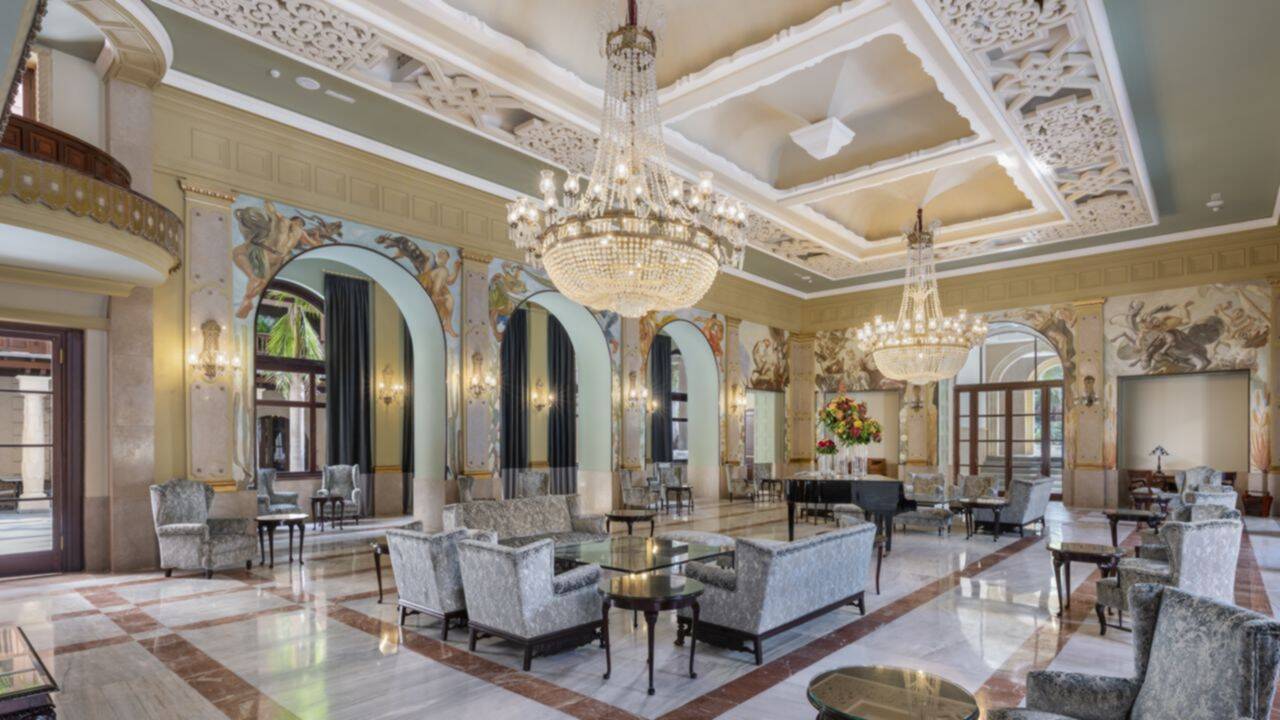 Foto: Frescos del siglo XIX, lámparas de cristal y una arquitectura señorial convierten este hotel en un referente del lujo histórico. (Cabildo de Gran Canaria)