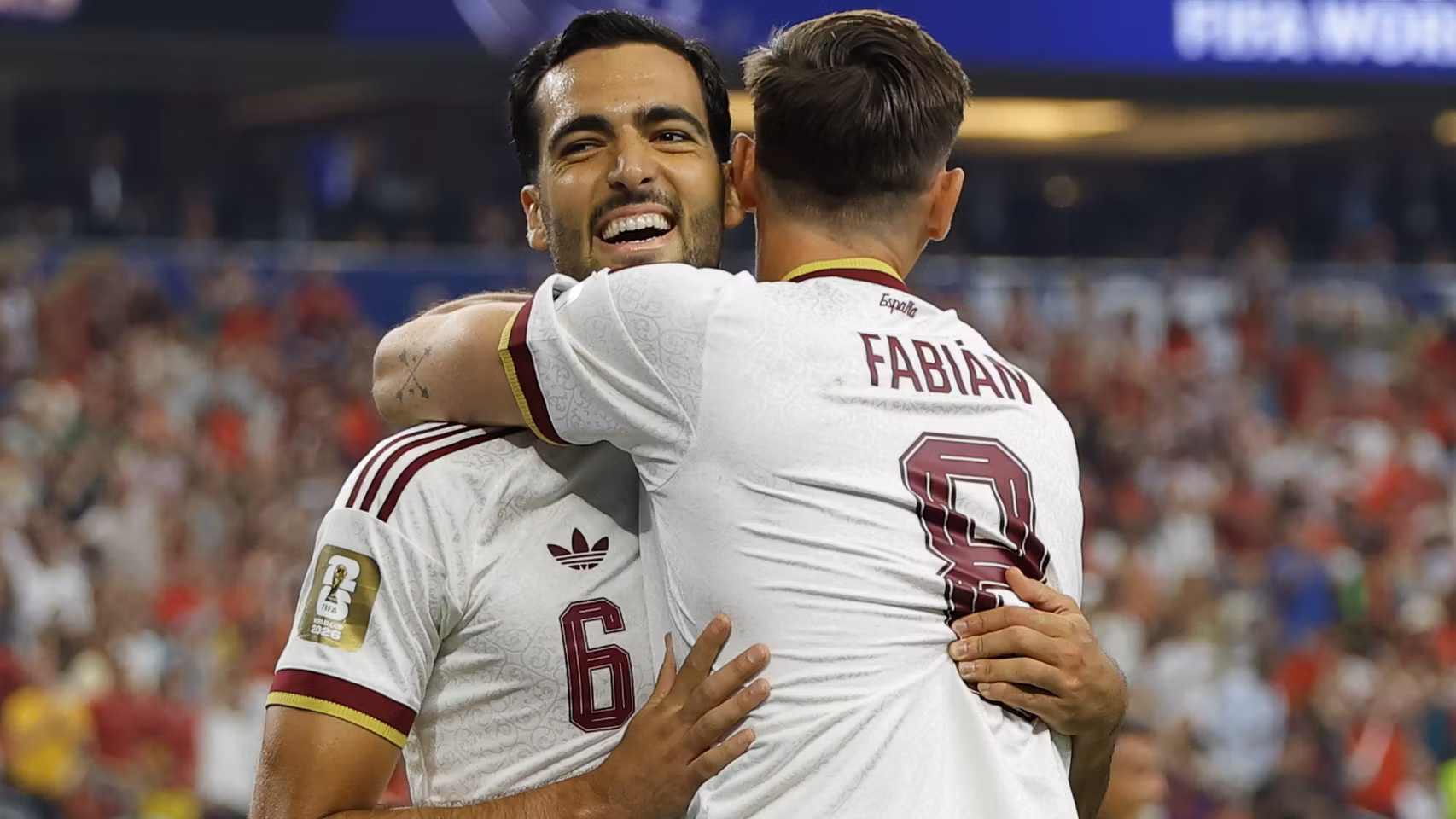 Mikel Merino, felicitado por Fabián.