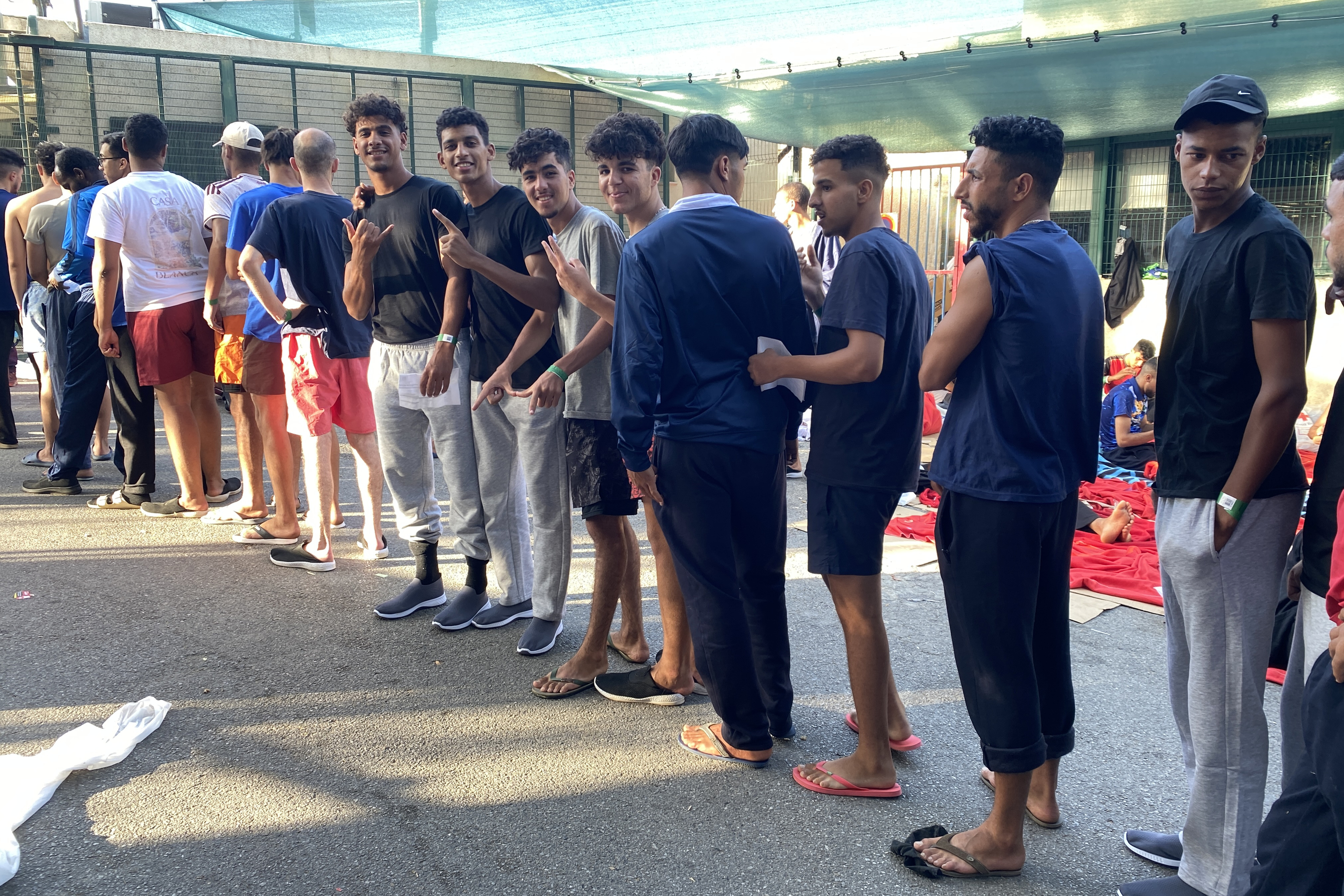 Decenas de migrantes colapsan las puertas de acceso al Centro de Estancia Temporal de Inmigrantes de Ceuta