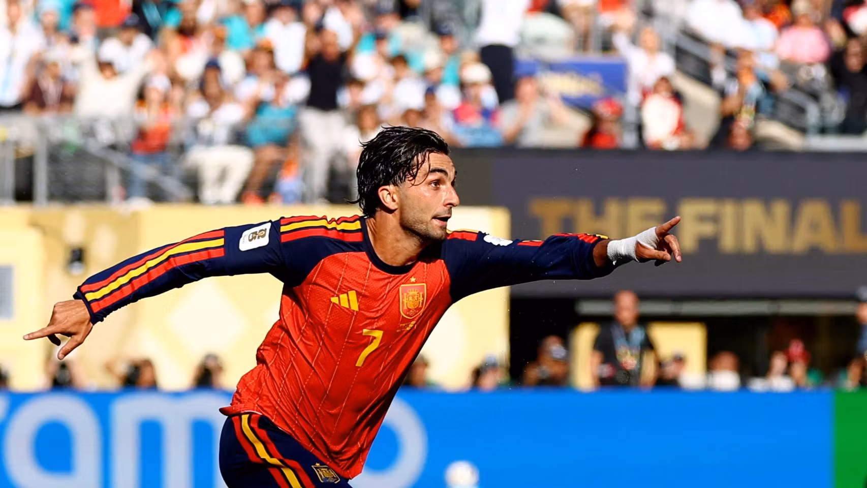 Ferran Torres celebra su gol contra Argentina en la final del Mundial.