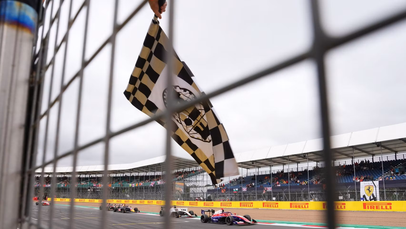 Bandera a cuadros en una carrera de Fórmula 3