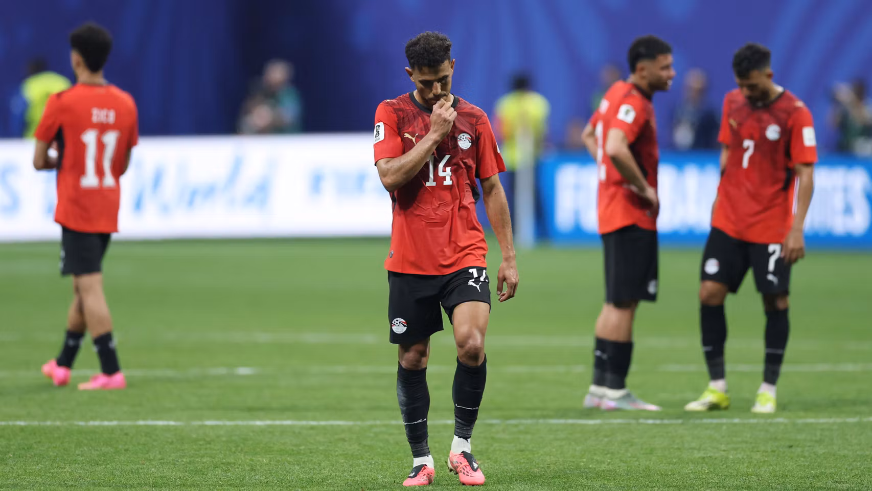 Los jugadores de Egipto, cabizbajos tras la derrota ante Argentina.
