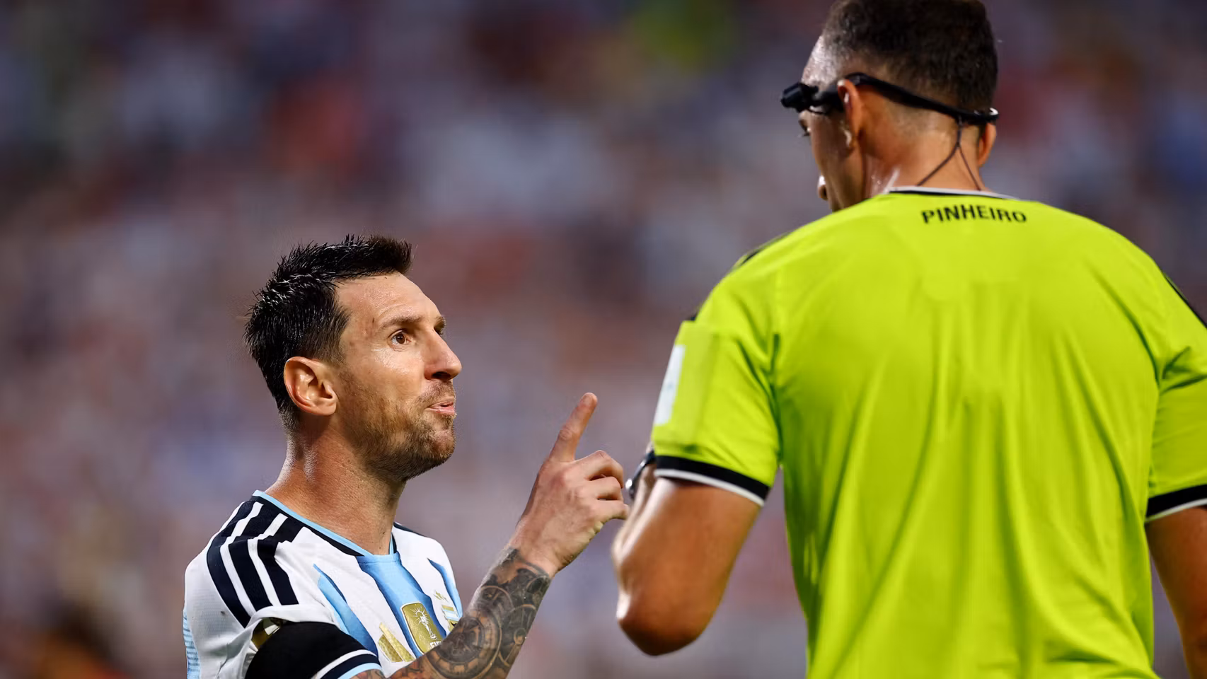 Messi enfadado con el árbitro. 
