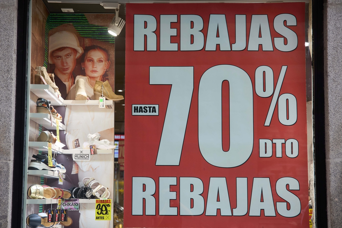 Un escaparate de una tienda, durante el comienzo de las rebajas de verano, en el centro de Madrid (Jesús Hellín / Europa Press)