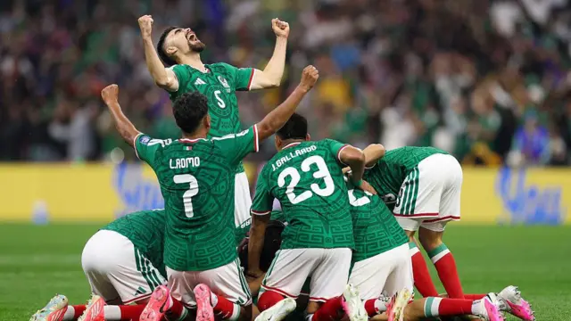 Jugadores de México celebran su victoria sobre Ecuador.