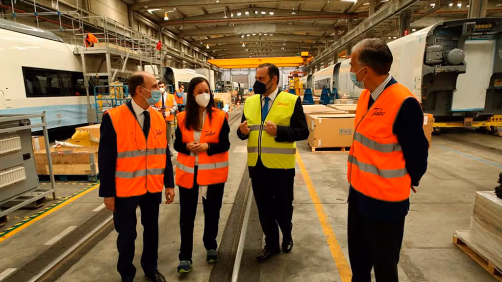 José Luis Ábalos visita la factoría Las Matas II de Talgo en Las Rozas de Madrid