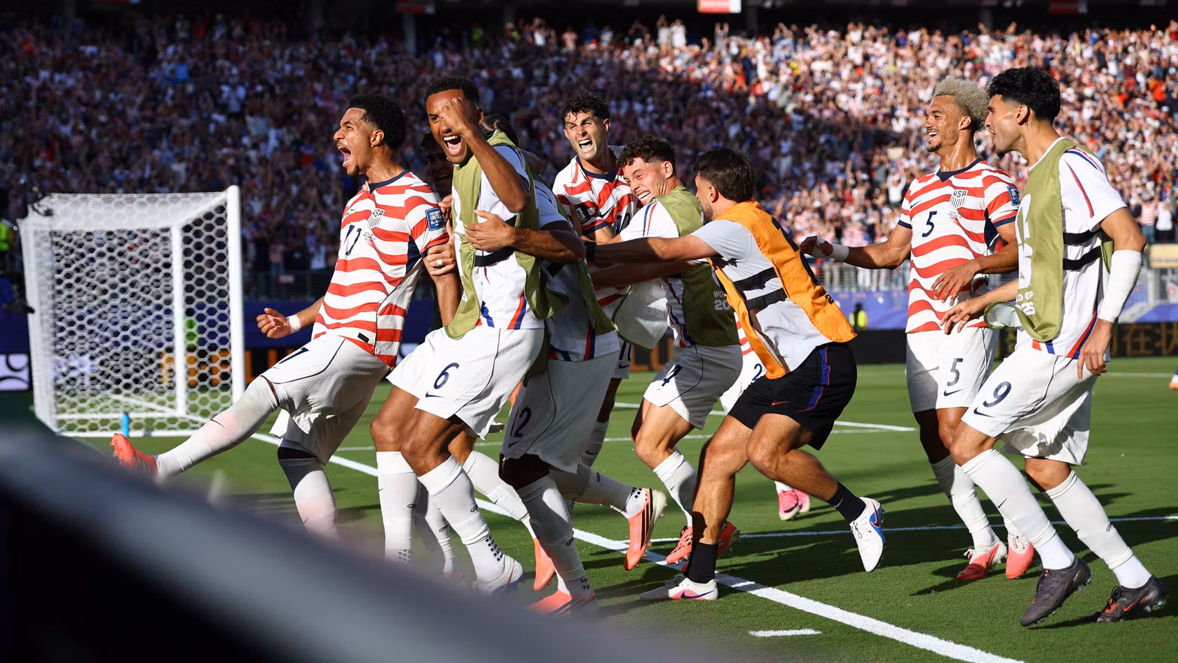 Los jugadores de Estados Unidos celebran el gol de Tillman.