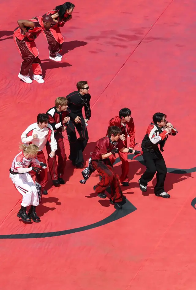 El grupo de K-pop coreano BTS actuando