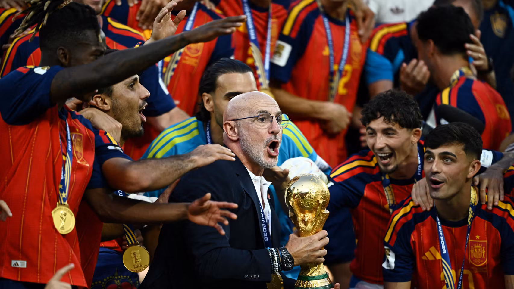 Luis de la Fuente levanta la Copa del Mundo.