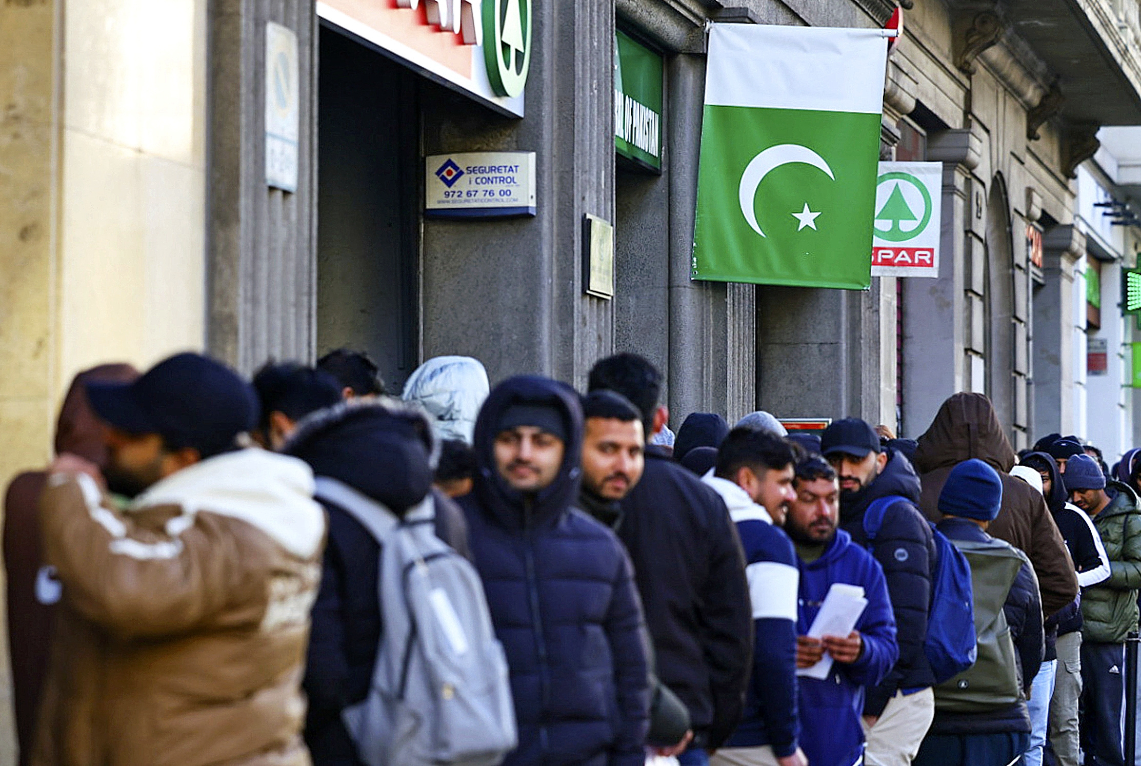 Largas colas ante el consulado de Pakistán en Barcelona el pasado enero.