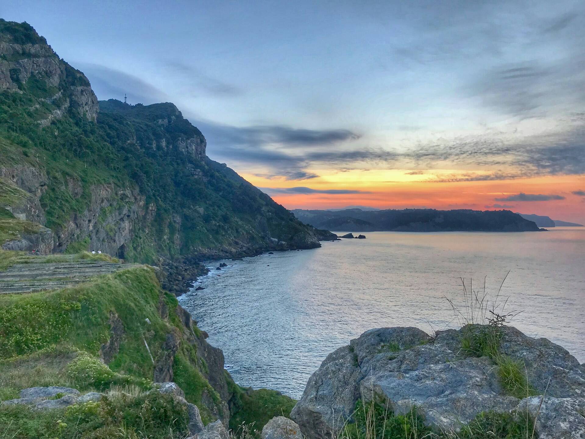 Paisaje de Lekeitio, en el País Vasco (Unsplash/Carlita Benazito)