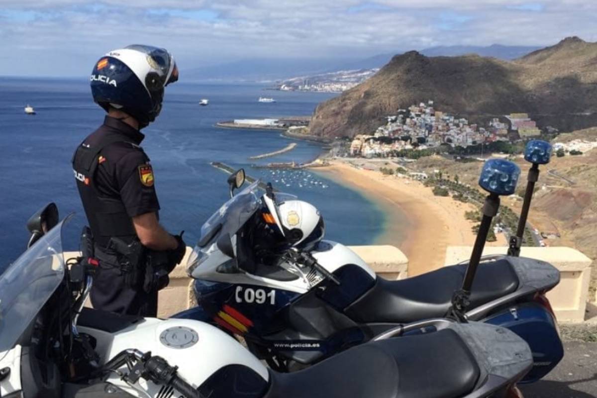 Un policía nacional en una playa española.